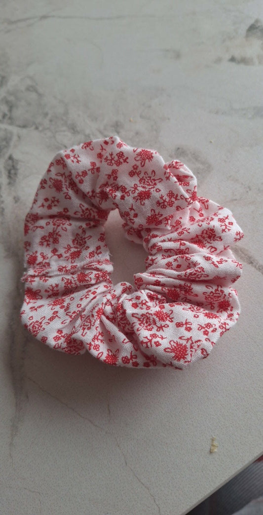 Chouchou blanc fleur rouge