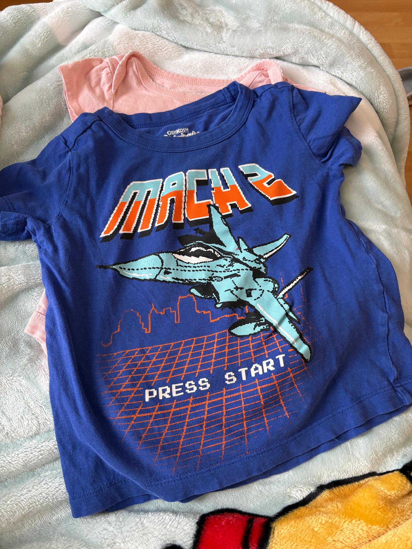 t-shirt oshkosh 2T  état neuf