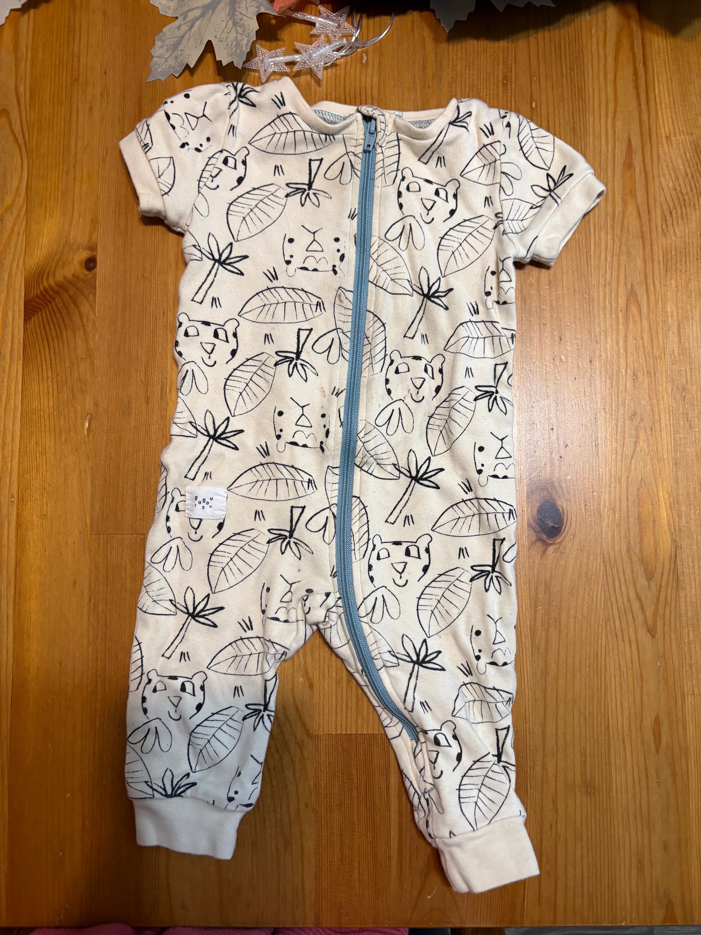 Pyjama gagou tagou 6 mois *mini tache