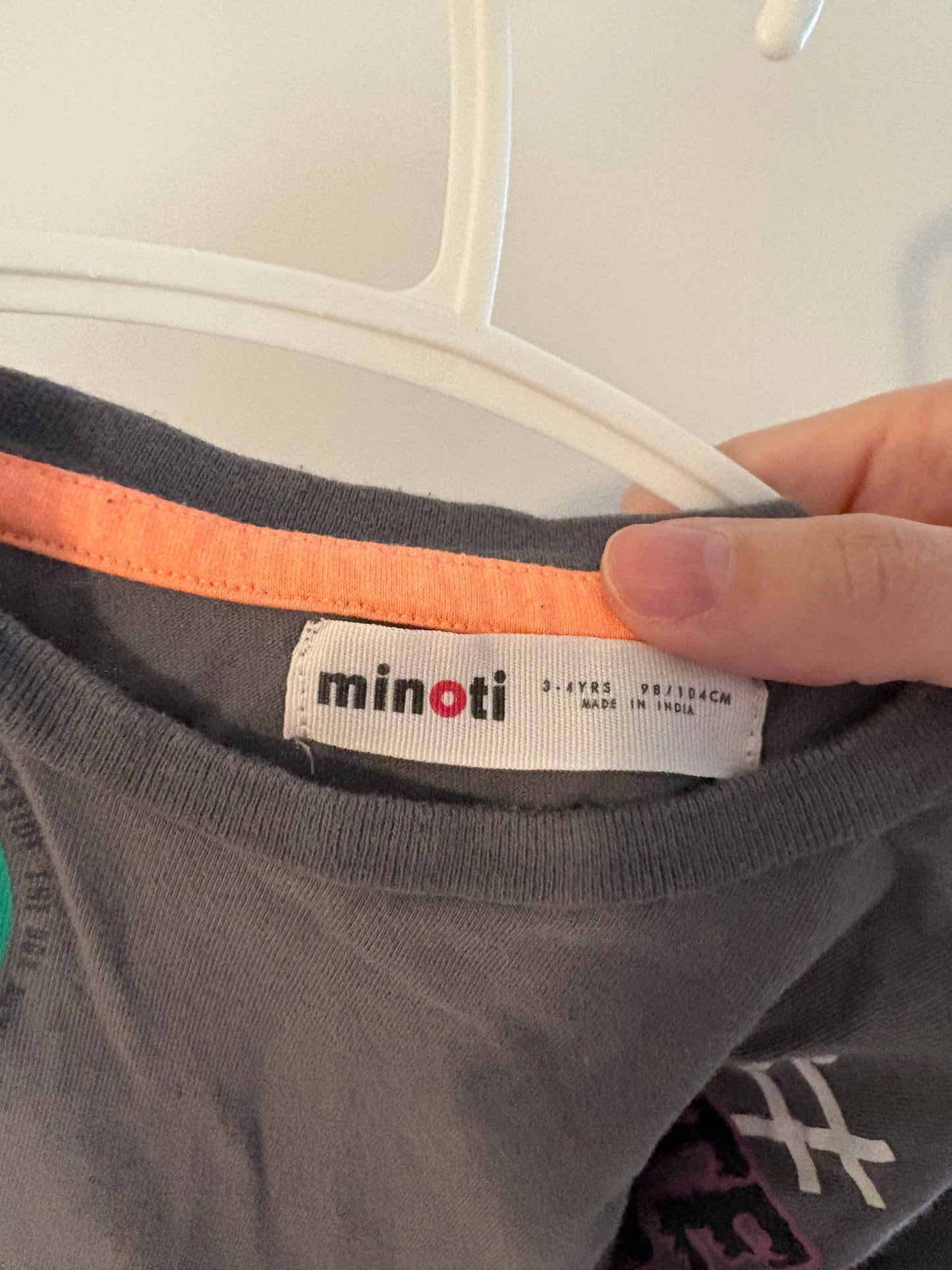 t-shirt minoti 3-4 ans