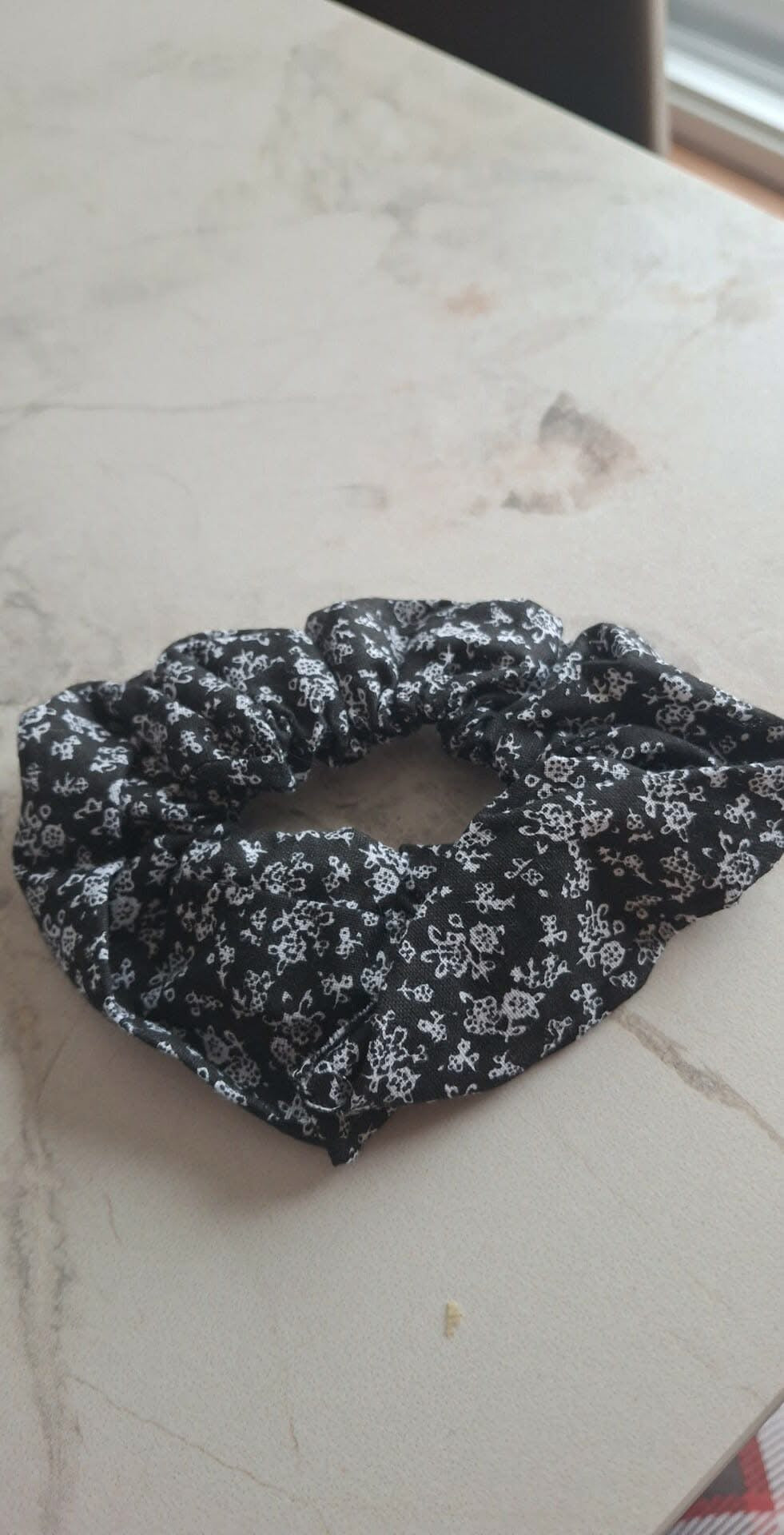 Chouchou noir fleur blanche