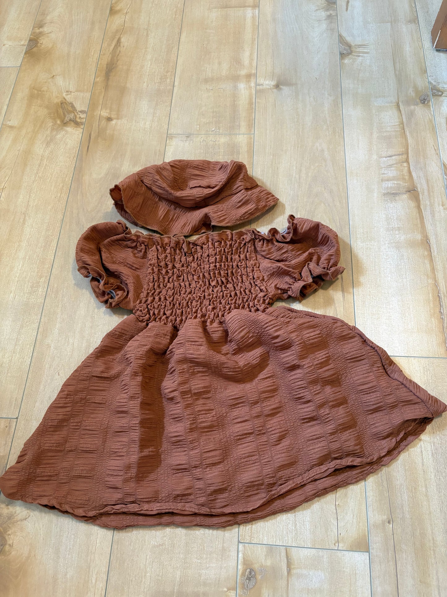 Robe avec chapeau d’été état neuf 2-3 ans