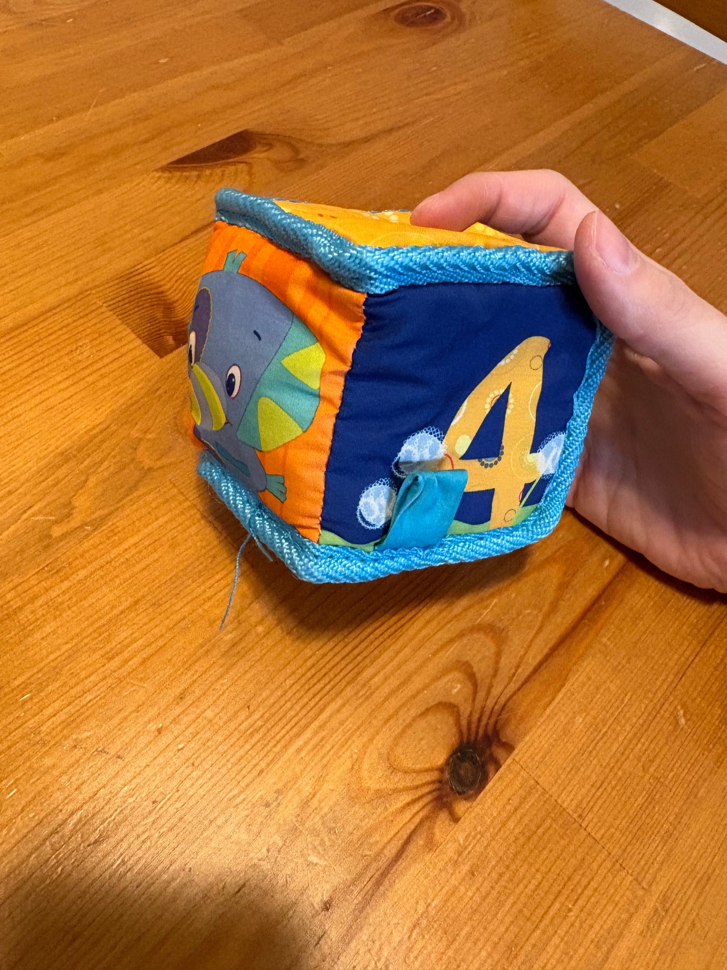 Cube hochet avec lettre et chiffre