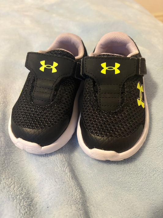 Soulier Under armour état neuf pour bébé taille 5 us