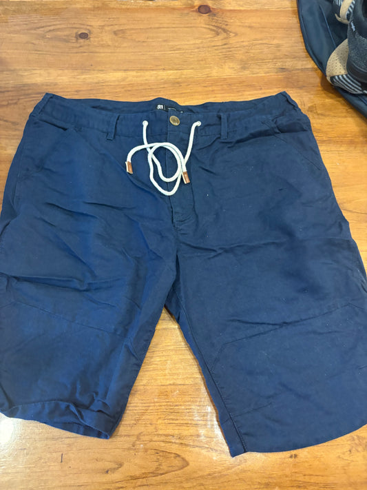 Short homme le 31 provient du Simons grandeur 38 (cmb)