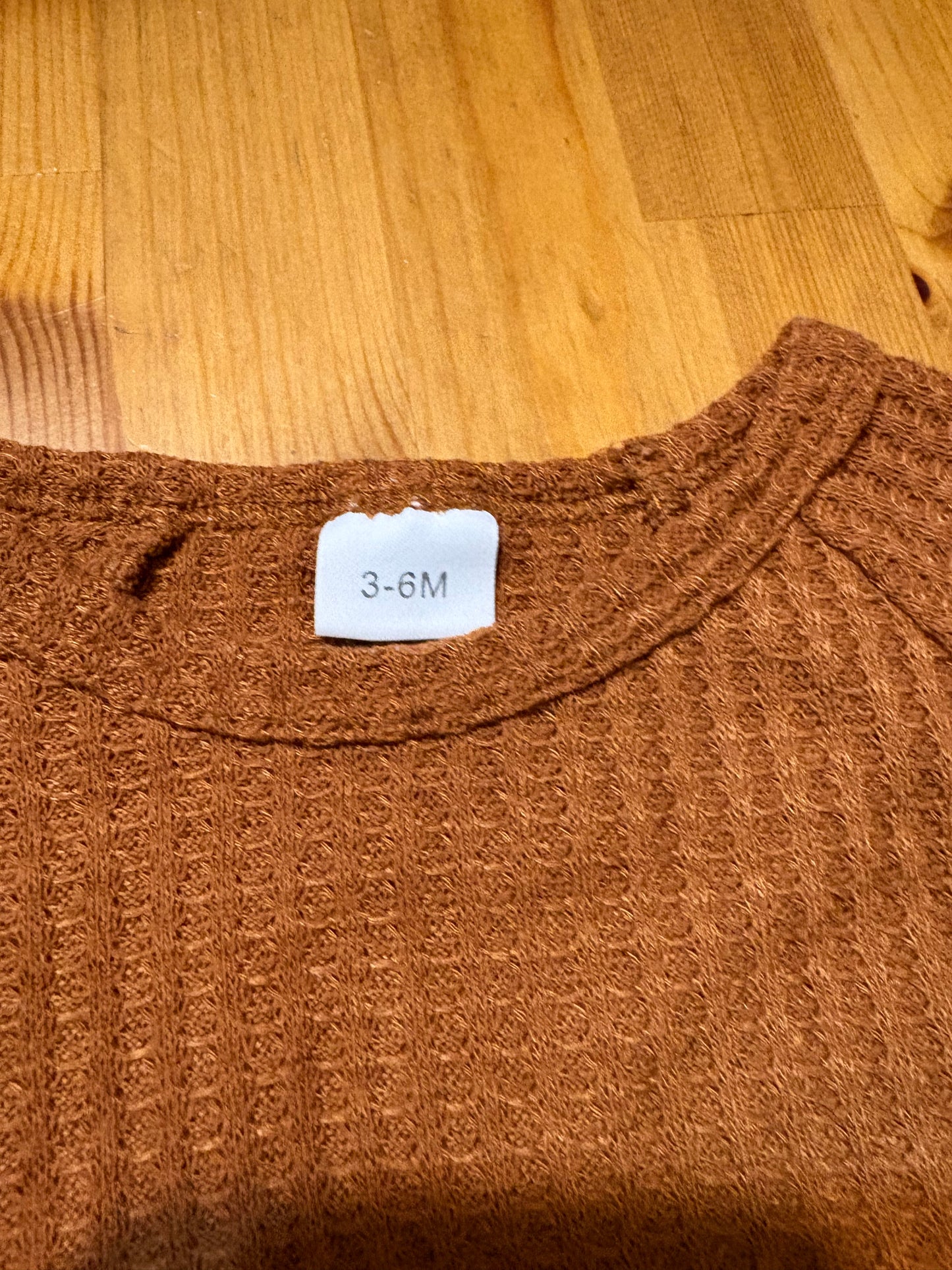 Gilet neuf 3-6 mois (internet)