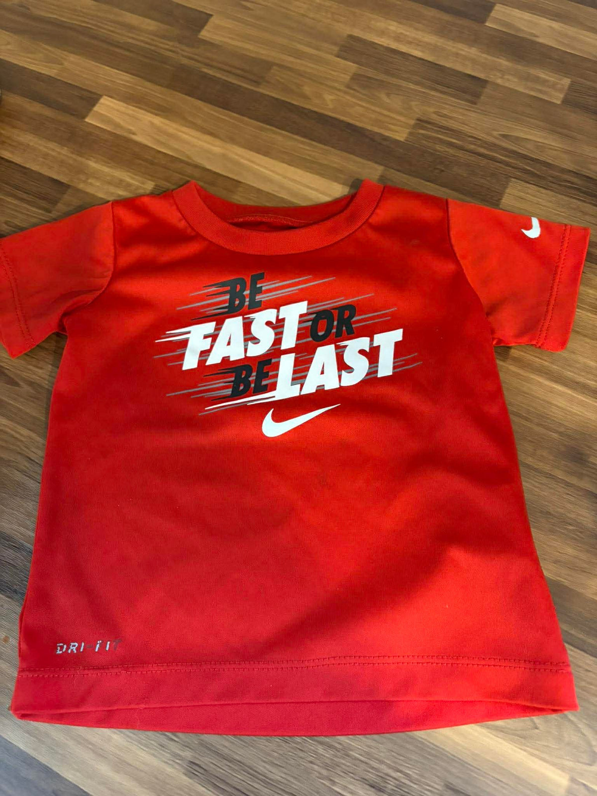 T shirt Nike je pense que ses un 12 mois (cmb)