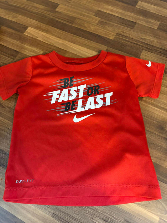 T shirt Nike je pense que ses un 12 mois (cmb)
