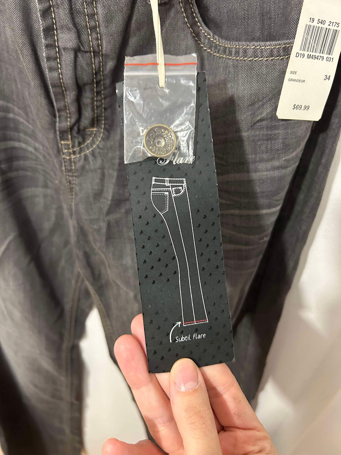 Jeans neuf avec étiquette gr 34 valeur 69.99$ 🤯