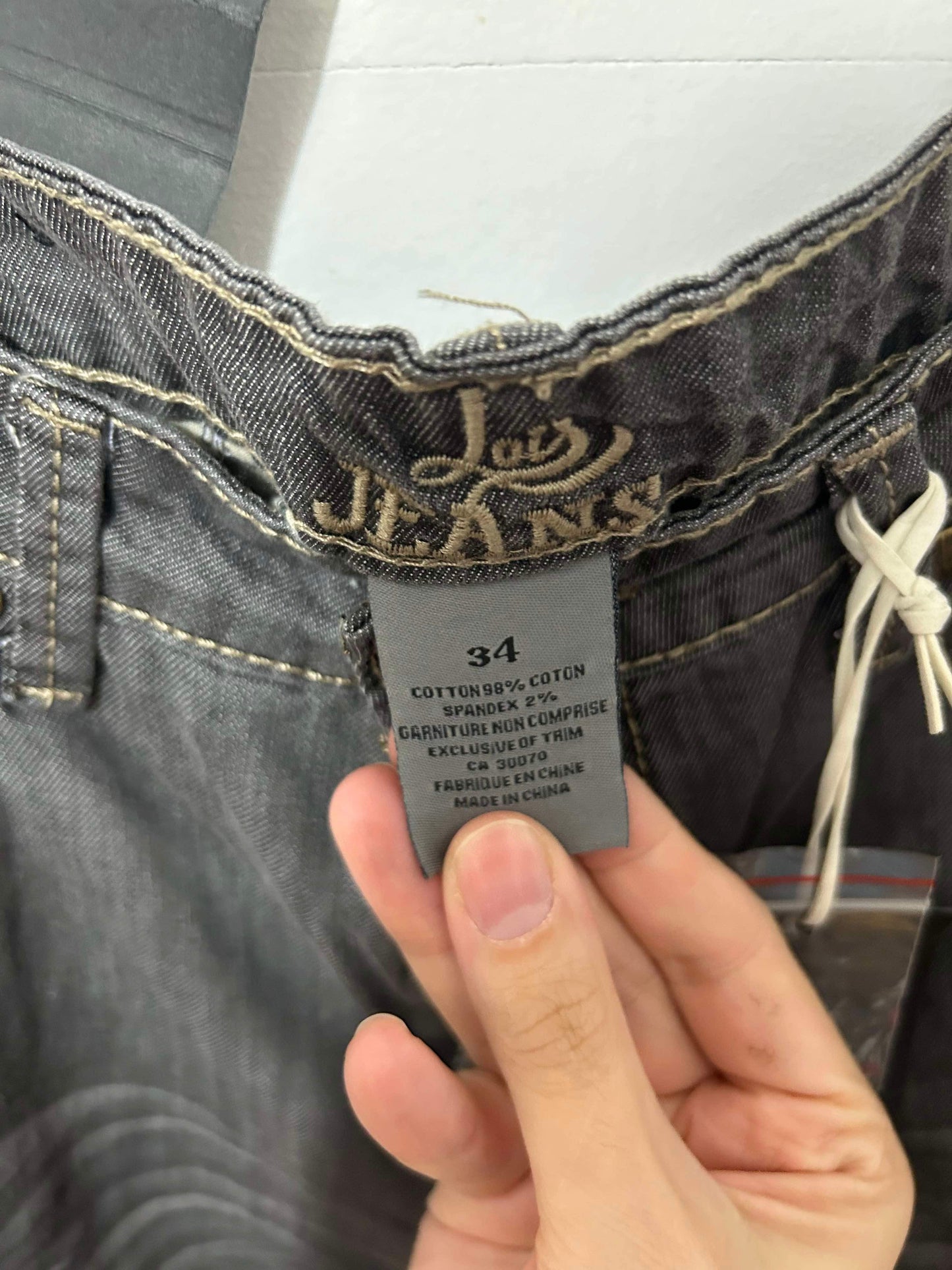 Jeans neuf avec étiquette gr 34 valeur 69.99$ 🤯